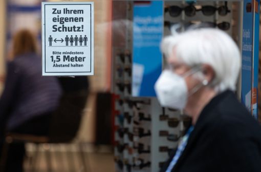 Im Kreis Ludwigsburg gilt ab Donnerstag überall dort eine Maskenpflicht, wo der Mindestabstand nicht eingehalten werden kann – auch  im öffentlichen Raum. Foto: dpa/Tom Weller