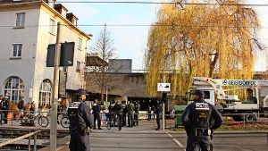 Die Trauerweide beim Bahnhofsgebäude in Feuerbach  wurde  am 3. Dezember  unter Polizeischutz gefällt. Etwa 60 Beamte waren im Einsatz. Foto: Georg Friedel