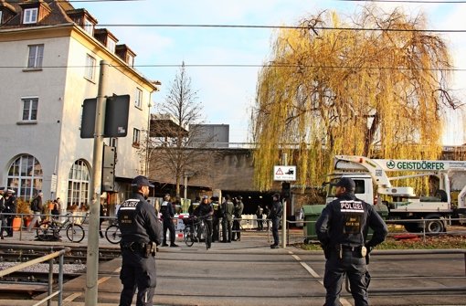 Die Trauerweide beim Bahnhofsgebäude in Feuerbach  wurde  am 3. Dezember  unter Polizeischutz gefällt. Etwa 60 Beamte waren im Einsatz. Foto: Georg Friedel