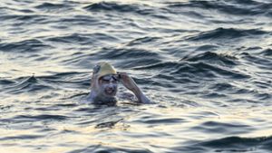 Sarah Thomas im Wasser des Ärmelkanals. Foto: dpa/Jon Washer