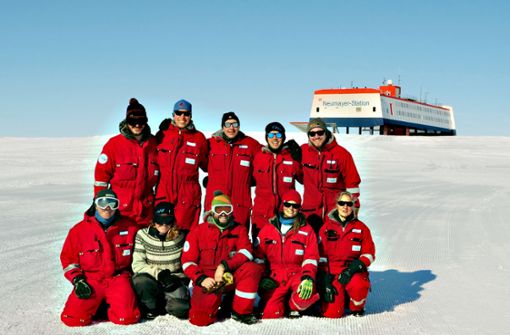 Die Crew der Überwinterer auf der Forschungsstation Neumayer III. Lukas Muser ist der Zweite von links in der oberen Reihe. Foto: Martin Radenz