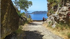 Auf der Insel Korfu kann man nicht nur schwimmen, sondern auch ganz ausgezeichnet wandern. Foto: Carola /aber