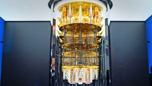 Ein IBM-Quantencomputer der Serie Q System one  bei der Consumer-Electronics-Messe   in Las Vegas – nun haben die Fraunhofer Gesellschaft und der Computerkonzern IBM vereinbart, die Forschung  in Deutschland voranzutreiben. Foto: dpa