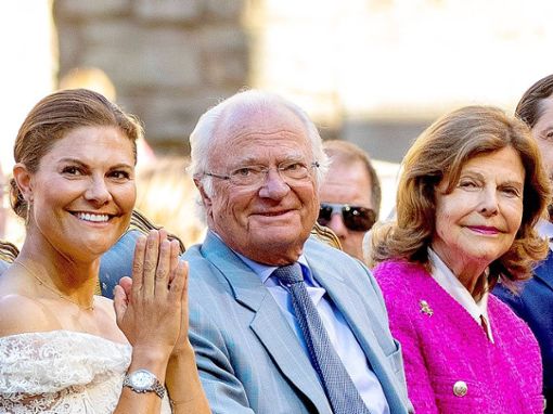 König Carl Gustaf von Schweden hat mit der Wahl seiner Ehefrau Silvia (r.) und mit seiner Thronfolgerin Victoria vieles richtig gemacht. Foto: imago/PPE
