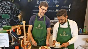 Christian Hiller (links) und Tamer Al Ibrahim bedienen im Café.Joana Kretzer und Tamer Al Ibrahim produzieren und tüten in der Küche Nudeln ein. Foto: factum/Granville