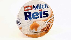 Müller-Milchreis vom Markenhersteller. Das Produkt ist 35 Prozent teurer als das No-Name-Produkt von...   Foto: StN