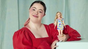 Das Model Ellie Goldstein präsentiert die erste Barbie mit Down-Syndrom. Foto: dpa/Mattel/Catherine Harbour
