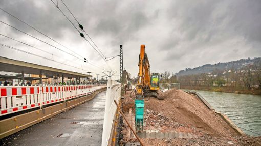 Die Arbeiten für den Neckaruferpark zwischen Esslinger Bahnhof und Neckarufer laufen – hier soll ein grünes Naherholungsgebiet entstehen. Foto: Roberto Bulgrin
