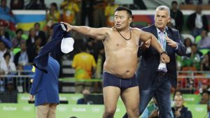 Da fallen die Klamotten beim mongolischen Ringer-Trainer. Foto: AP