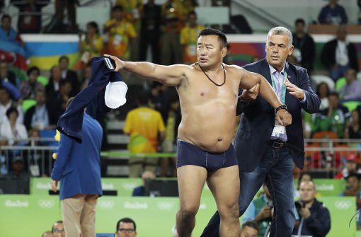 Da fallen die Klamotten beim mongolischen Ringer-Trainer. Foto: AP