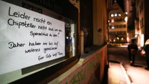 So reagiert das Café Weiß in Stuttgart-Mitte auf das Verbot. Foto: dpa/Christoph Schmidt