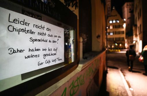 So reagiert das Café Weiß in Stuttgart-Mitte auf das Verbot. Foto: dpa/Christoph Schmidt