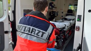 Mit lebensgefährlichen Verletzungen wurde am Donnerstagabend ein 33-Jähriger nach einem Arbeitsunfall in Möhringen in eine Klinik gebracht.  Foto: dpa/Symbolbild