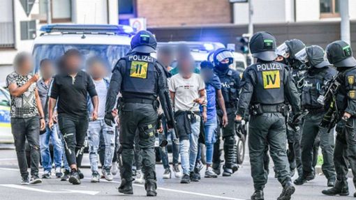 Nur mit einem massiven Kräfteaufgebot konnte die Polizei die Krawalle im September 2023 stoppen. Foto: dpa/Jason Tschepljakow