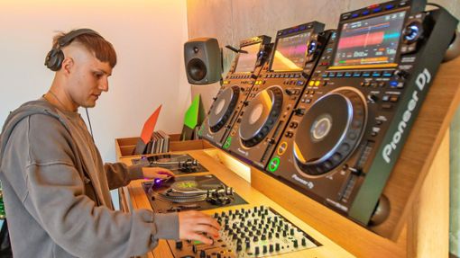 Marco Bläsi, bekannt als DJ SHDW, legt an der DJ-Booth in seiner Wohnung  in Plochingen Techno-Musik  auf. Foto: Roberto Bulgrin
