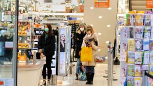 In Drogerien und Supermärkten stehen die Kunden auch in der Pandemie teils eng beieinander. Foto: imago/Wilhelm Mierendorf