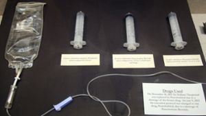 Symbolbild: Im Gefängnis Museum von Texas in Huntsville (USA) sind drei Spritzen ausgestellt, die in der Vergangenheit für tödliche Injektionen bei Hinrichtungen verwendet wurden. Foto: AP