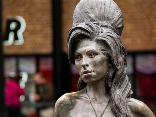 Auf dem Stables Market in Camden Town im Norden Londons steht eine Bronzestatue der britischen Sängerin Amy Winehouse. Foto: IMAGO/Pond5 Images