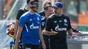 Schalke-Trainer David Wagner (rechts) kommt mit Ozan Kabak zum Training seiner Mannschaft. (Archivbild) Foto: dpa/Bernd Thissen