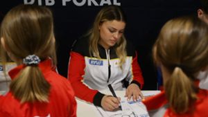 Begehrte Unterschrift: Emma Malewski (Mitte) bei einer Autogrammstunde beim DTB-Pokal in Stuttgart. Foto: Baumann/Hansjürgen Britsch