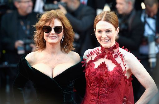 Die Schauspielerinnen Susan Sarandon (links) und Julianne Moore zeigten in Cannes viel Haut. Mehr Bilder vom Roten Teppich gibt es in unserer Fotostrecke. Foto: Getty Images Europe