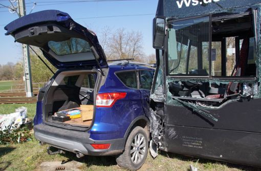Der Fahrer des Busses erlitt bei dem Unfall schwere Verletzungen. Foto: SDMG// Boehmler