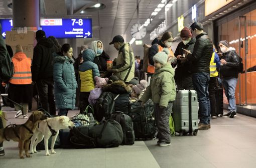 In den kommenden Tagen und Wochen werden viele Geflüchtete aus der Ukraine in Deutschland erwartet – so wie hier am Berliner Hauptbahnhof. Foto: dpa/Paul Zinken