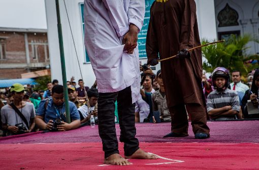 Wegen ihrer Homosexualität sind zwei Männer in Indonesien zu Stockschlägen verurteilt worden. Foto: Getty Images AsiaPac