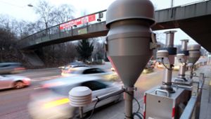 Im April 2016 hatte das Land den Anwohnern am Neckartor versprochen, den Verkehr vor ihrer Haustür an Tagen mit extrem hoher Schadstoffbelastung ab 2018 um 20 Prozent zu reduzieren. Foto: dpa