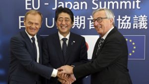 Zufriedene Gesichter beim EU-Japan-Gipfel: EU-Ratspräsident Donald Tusk, Japans Ministerpräsident Shinzo Abe und EU-Kommissionspräsident Jean-Claude Juncker. Foto: AP