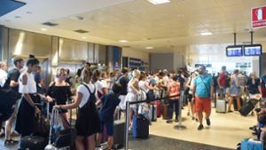 Passagiere warten am Flughafen von Valencia darauf, einchecken zu können. Foto: AFP