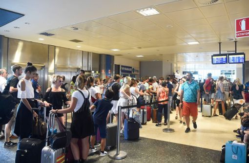 Passagiere warten am Flughafen von Valencia darauf, einchecken zu können. Foto: AFP