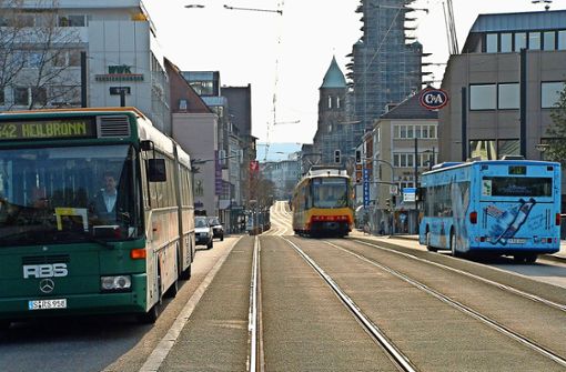 Viel mehr Heilbronner als sonst sind an den Adventssamstagen in die Busse und Bahnen der Stadt gestiegen, als die Fahrten kostenlos waren. Nun überlegt man dort, das Gratisangebot auszuweiten. Foto: HNV