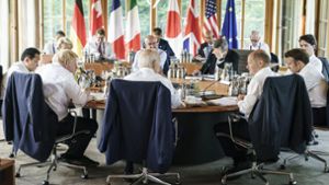 Die Führer der G7 sitzen gemeinsam am Runden Tisch. Foto: dpa/Jesco Denzel