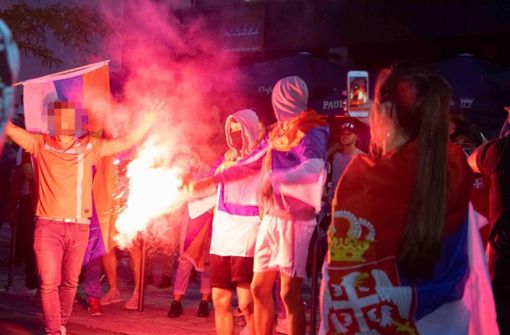 Die beiden Angeklagten (Bildmitte)    brennen im Juni 2018 nach dem WM-Spiel Serbien gegen Brasilien Pyrotechnik ab. Foto: 7.aktuell.de