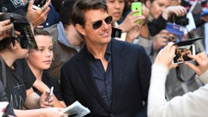 Hauptdarsteller Tom Cruise lässt sich bei der Premiere mit Fans fotografieren. Foto: AFP