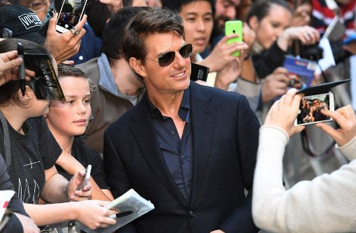 Hauptdarsteller Tom Cruise lässt sich bei der Premiere mit Fans fotografieren. Foto: AFP