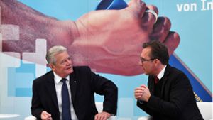 Joachim Gauck hat sich in Jena über Spitzenforschung im Gesundheitsbereich informiert. Am Nachmittag brach er den Besuch allerdings ab. Foto: dpa