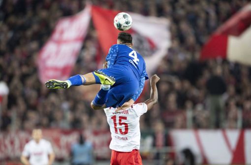 Der Höhenflug des FC Schalke 04 (hier Ozan Kabak gegen den 1. FC Köln) ist beendet – und jetzt kommt im DFB-Pokal auch noch der FC Bayern.Foto: imago/Sven Simon Foto:  