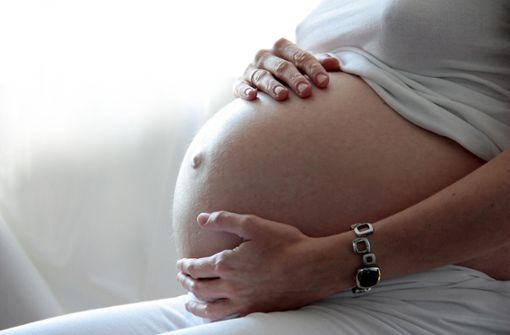 Wer schwanger ist, muss nicht zwingend aufhören zu arbeiten. Das haben die Regierungspräsidien jetzt klargestellt. (Symbolfoto) Foto: dpa/Mascha Brichta