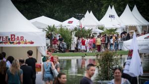Prägnant: Die weißen Zelte beim Sommerfest Foto: Lichtgut/Achim Zweygarth