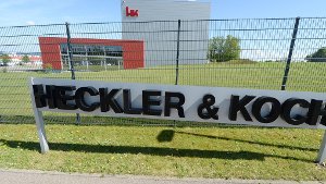 Das Logo von Heckler und Koch steht in Oberndorf vor der Firmenzentrale. Ehemalige Mitarbeiter des Waffenproduzenten müssen sich vor Gericht verantworten. Foto: dpa
