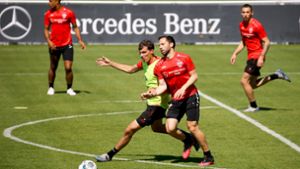 Da geht es plötzlich eng zu: die VfB-Spieler Pascal Stenzel (links) und Gonzalo Castro bestreiten im Training einen Zweikampf. Foto: Baumann