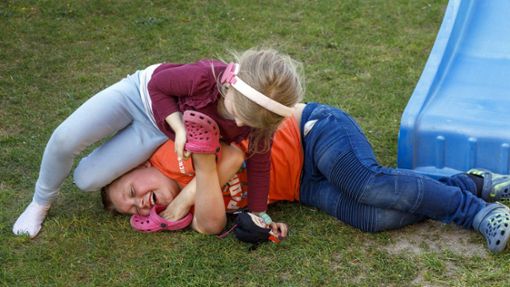 Geschwister sind sich oft in einer innigen Abneigung verbunden. Aber wenn die Eltern gut darauf achten, können sich Konflikte verringern lassen. Foto: imago/Olaf Döring