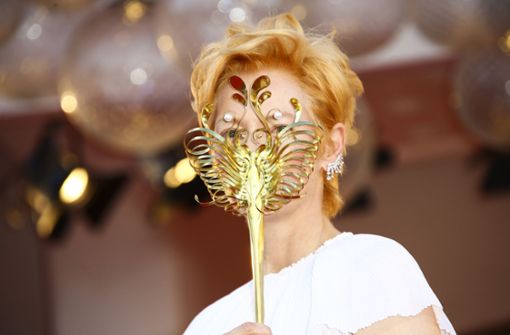 Abgeschirmte Stars in Venedig: Tilda Swinton erschien mit venezianischer Karnevalsmaske zur Eröffnung des Festivals. Foto: dpa/Joel C Ryan