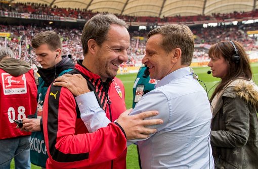Horst Heldt (rechts) zieht über Alexander Zorniger in seiner Zeit beim VfB Stuttgart her. Foto: dpa