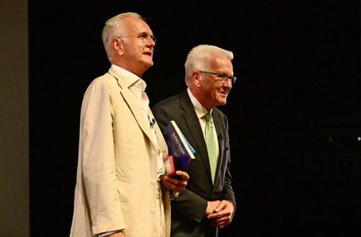 Ministerpräsident Winfried Kretschmann (re.) war schon zu Gast bei „Echt Schmidt“ Foto: Staatstheater Stuttgart/Björn Klein