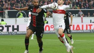 Im Duell mit Bayer Leverkusen zog der VfB meist den Kürzeren: Beim 0:1 am 13. April 2019, dem bislang letzten Pflichtspiel gegen die  Werkself, kämpfen Jonathan Tah (li./Leverkusen) und Anastasios Donis um den Ball Foto: Baumann