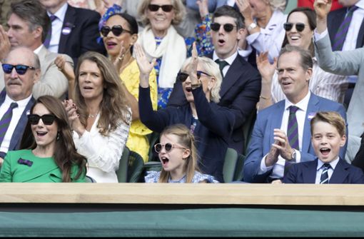 Dreimal Tennisbegeisterung pur: Prinzessin Kate mit ihren Kindern Prinzessin Charlotte und Prinz George. Foto: IMAGO/i Images/IMAGO/Stephen Lock / i-Images
