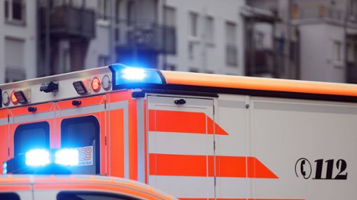 Ein Rettungswagen brachte den Verletzten in eine Klinik. (Symbolfoto) Foto: IMAGO/Steffen Schellhorn